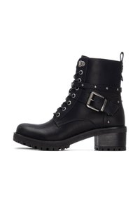 Botines negros de cuero sintético con punta redondeada, cordones en la parte delantera, detalle de hebilla lateral, tachuelas plateadas y un tacón ancho.
