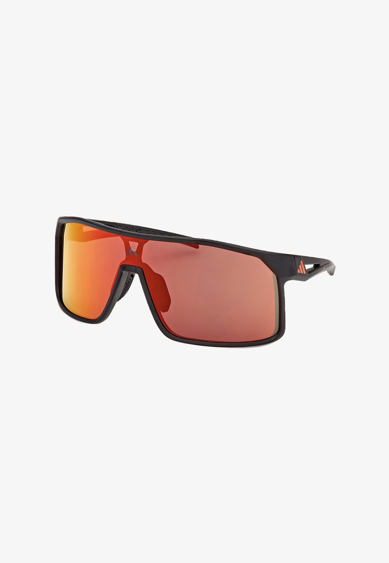 Okulary sportowe z czarną oprawką, dużymi, zakrzywionymi lustrzanymi pomarańczowymi soczewkami i małym pomarańczowym logo na zauszniku.