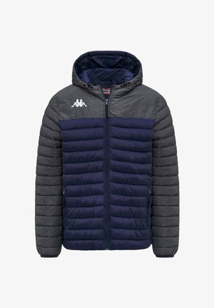 Doudoune à capuche avec devant bleu marine et manches gris foncé, fermeture éclair et logo blanc à double silhouette sur la poitrine gauche.