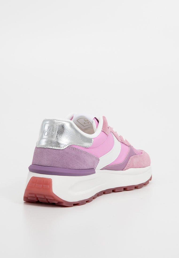 Atletische sneakers in roze en paars, gemaakt van suede en synthetische materialen, met een zilveren hakaccent en een gestructureerde rubberen zool.