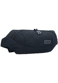 Schwarze Stoff-Gürteltasche mit einem schlanken Design, Reißverschluss und Logotag. Verfügt über abgerundete Kanten und sichtbare Nähte.