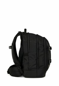 Schwarzer Rucksack mit gepolstertem Design, mehreren Paneelen, verstellbaren Trägern und Seitentaschen. Hergestellt aus strapazierfähigem Stoff mit glatter Textur.