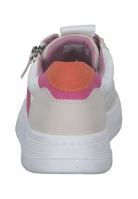 Sneaker aus weißem Leder mit Akzenten aus pinkem und orangefarbenem Wildleder, runder Form, strukturiertem Absatz und einem Reißverschluss auf der Rückseite.