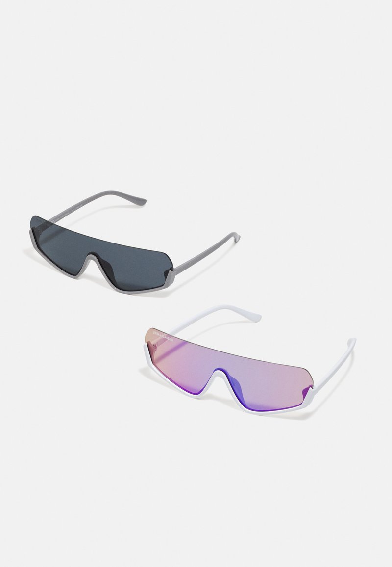 Herren Taschen & Koffer | Urban Classics SPETSES 2 PACK UNISEX Sonnenbrille white/hollographic/darkgrey/black/weiß - XI74345 Herren Taschen & Koffer | Urban Classics SPETSES 2 PACK UNISEX Sonnenbrille white/hollographic/darkgrey/black/weiß - XI74345