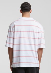 Urban Classics OVERSIZED SLEEVE MODERN STRIPE - Tricou cu imprimeu - white lemonadepink
