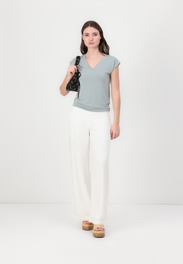 ONLFREE LIFE V NECK - Basic T-shirt - abyss4