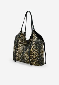 Bolso tote de estampado de leopardo con asas de cuero negro, que presenta una forma estructurada y cierres con cordón ajustable. La textura del tejido es duradera.
