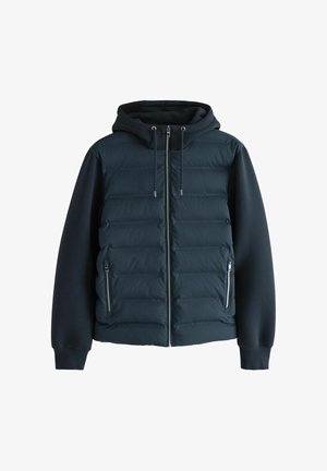 Námorníckej modrej prešívanej bundy s kapucňou, pričom má prešívaný predok, hladké rukávy, zipsové bočné vrecká a nastaviteľné šnúrky.