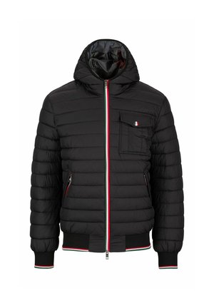 Schwarze gesteppte Kapuzenjacke mit Reißverschluss vorne, Brusttasche mit Knopf und gerippten Bündchen sowie Saum mit roten, weißen und grünen Streifen.