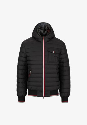 Czarna pikowana kurtka z kapturem, zapinana na zamek z przodu, z kieszenią na piersi zapinaną na guzik oraz ściągaczami na mankietach i dole kurtki ozdobionymi czerwonymi, białymi i zielonymi paskami.