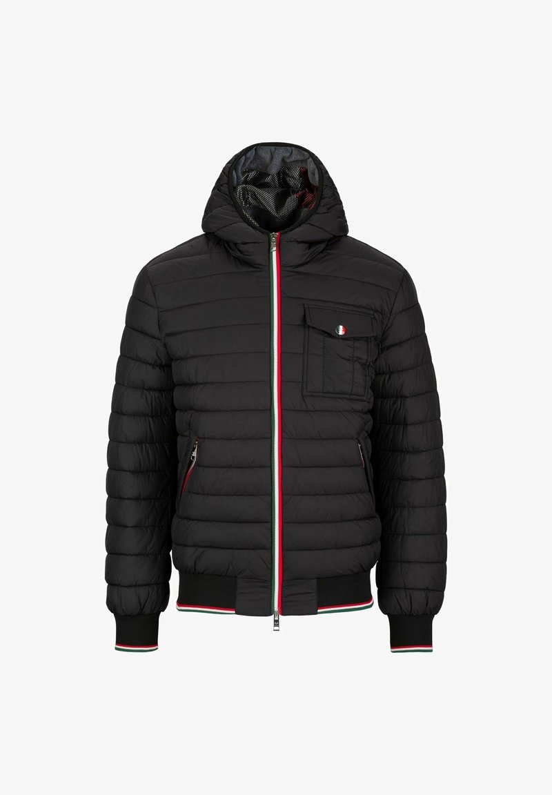 Giacca imbottita nera con cappuccio, zip frontale, tasca sul petto con bottone e polsini e orlo a costine con strisce rosse, bianche e verdi.