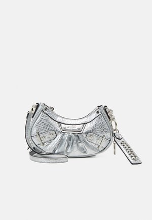 Pequeño bolso de hombro plateado con relieve de cocodrilo, detalle plisado, correas decorativas y llavero a juego adjunto.