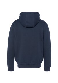 Marineblauwe hoodie met een zachte textuur, voorzien van een grote capuchon, geribbelde manchetten en zoom. De achterkant heeft een glad, eenvoudig ontwerp zonder versieringen.