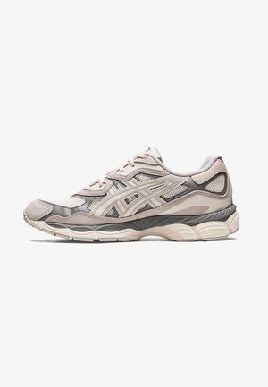 Chaussure de course athlétique gris clair et beige avec panneaux en mesh et suède, fermeture à lacets, et semelle texturée vue de côté.