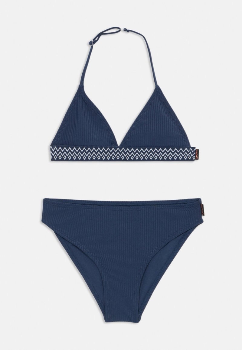 Set bikini a righe di colore blu navy, caratterizzato da un top triangolare con un'elegante fascia geometrica bianca decorativa e un paio di pantaloni coordinati dal design semplice.