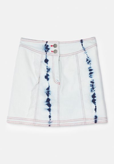 Jupe en denim mini en bleu clair avec des motifs tie-dye en bleu foncé. Équipée de coutures rouges et de deux boutons à l'avant. Longueur courte avec une coupe ajustée.
