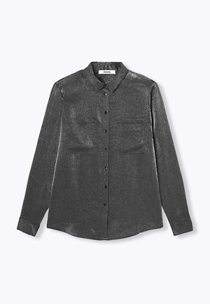 Chemise à manches longues gris foncé avec une texture brillante, fermeture à boutons sur le devant et deux poches poitrine. Dotée d'un col classique et d'un ourlet droit.