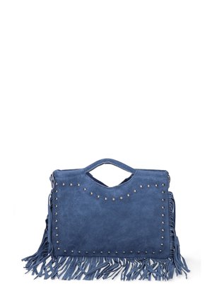 Sac à main en daim bleu avec des clous métalliques le long des bords, une poignée découpée et des franges le long du bas et des côtés.