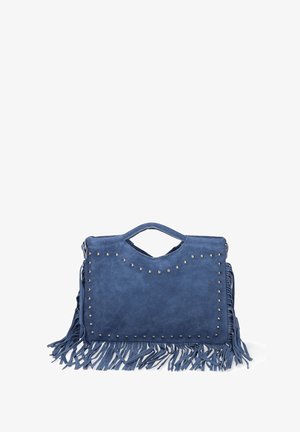 Sac à main en daim bleu avec des clous métalliques le long des bords, une poignée découpée et des franges le long du bas et des côtés.