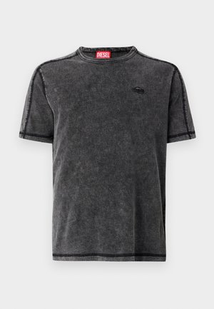 Svart vintage-stil t-skjorte laget av mykt stoff, med rund hals, korte ermer, kontrasterende sømmer og et lite logopatch.