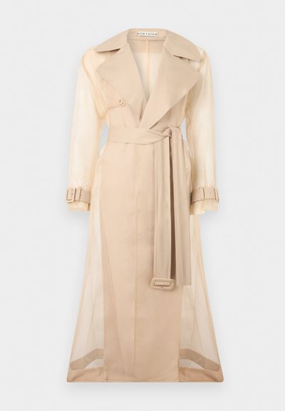 Trench-coat beige avec manches longues transparentes, larges revers, taille ceinturée et brides à boucle aux poignets, présenté sur fond blanc.