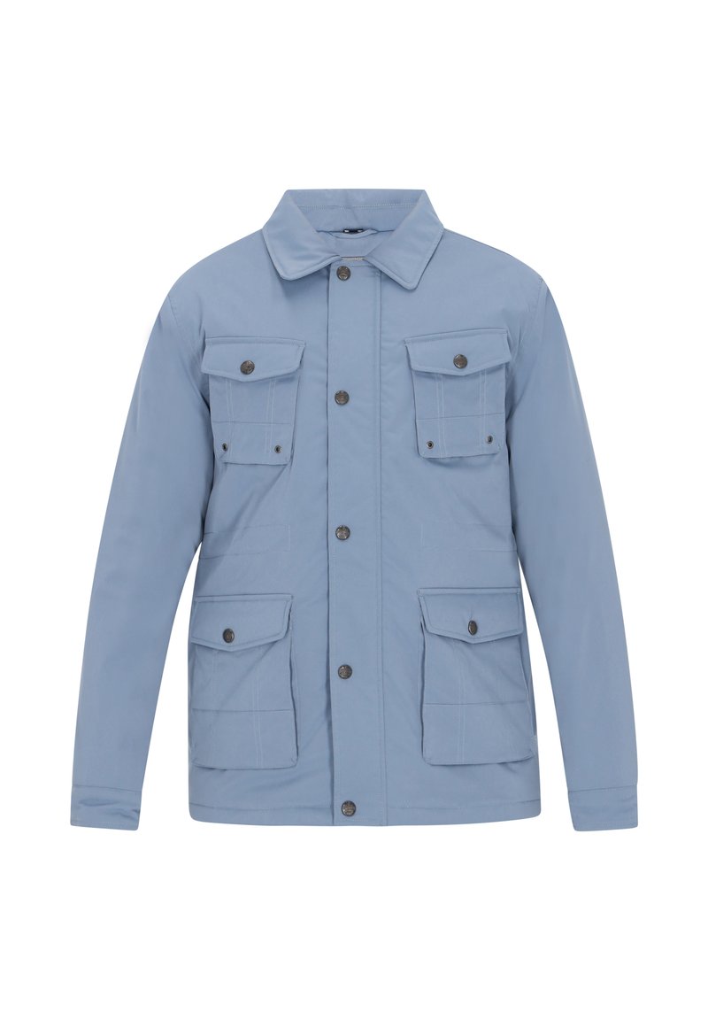 Jasnoniebieska kurtka z miękkiego materiału, posiadająca kołnierz punktowy, sześć kieszeni z przodu oraz zapięcia na guziki z kontrastującym okuciem.