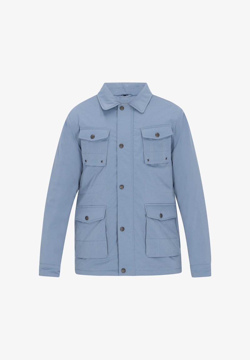 Jasnoniebieska kurtka z miękkiego materiału, posiadająca kołnierz punktowy, sześć kieszeni z przodu oraz zapięcia na guziki z kontrastującym okuciem.