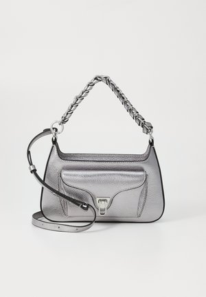 Sac à main en cuir argent métallique avec une surface texturée, une anse supérieure tressée et une bandoulière amovible. Comprend une poche avant.