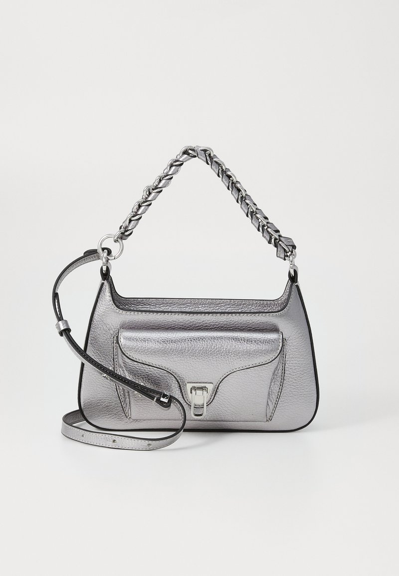 Metalen zilveren leren handtas met een gestructureerd oppervlak, een gevlochten bovenhandvat en een afneembare schouderband. Bevat een voorvak.