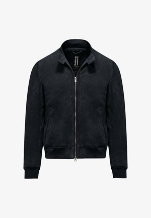Czarna zamszowa kurtka bomberka z zapięciem na zamek, stójką, ściągaczami przy rękawach i u dołu, z bocznymi kieszeniami i gładką fakturą.