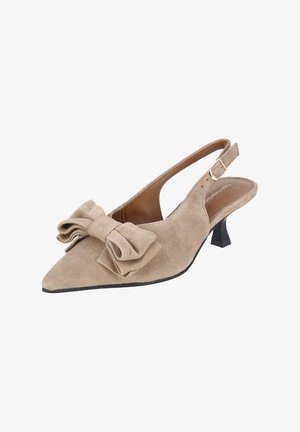 Beige ruskind slingback sko med lav kitten hæl, spids tå og stor dekorativ sløjfe foran.