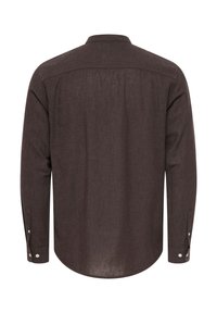 Πουκάμισο σκούρο καφέ με μακριά μανίκια και κουμπιά, εμφανιζόμενο από πίσω με κουμπωμένα μανσέτα και κυρτή άκρη.