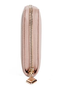 Portafoglio zip compatto in morbido materiale testurizzato rosa chiaro, con zip e hardware in metallo dorato, caratterizzato da un design elegante e un profilo snello.