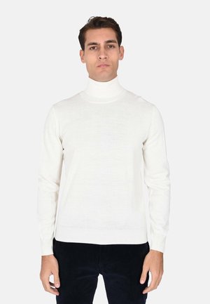 Maglione a collo alto bianco, aderente, realizzato in un materiale morbido e liscio; presenta maniche lunghe e un collo e orlo a coste.