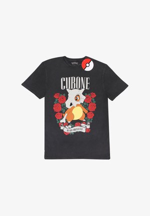 Sort bomulds t-shirt med et grafisk design af Cubone omgivet af røde roser, med teksten "READY FOR BATTLE" på et hvidt bånd.