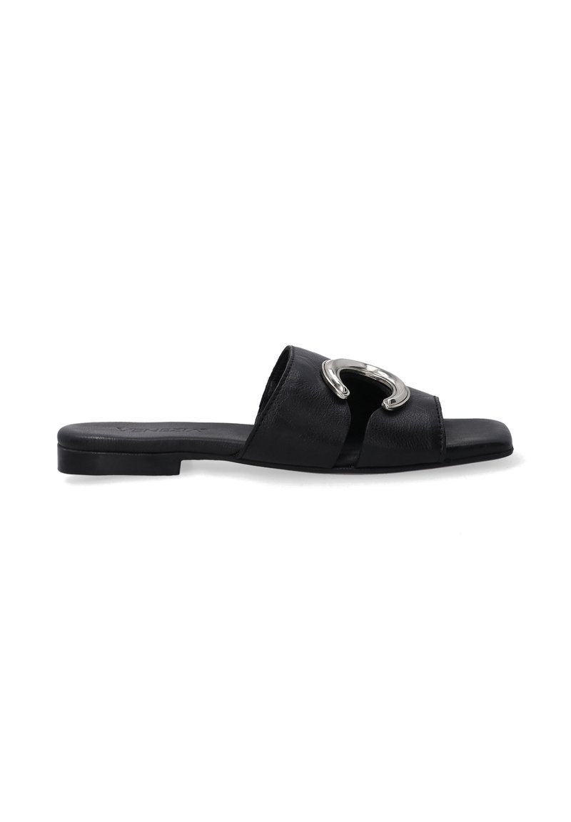 Zwarte leren slip-on sandaal met een brede band en een zilverkleurige metalen accent aan de voorkant. Platte zool, zachte textuur, minimalistisch ontwerp.