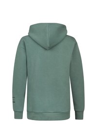 Mikina s kapucí vyrobená z měkké, tlumené zelené látky. Má klokaní kapsu a žebrované manžety. Zadní strana je hladká, bez viditelných log.