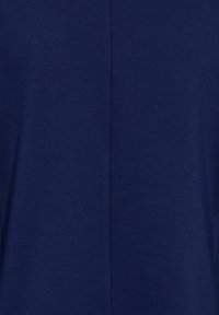 Marineblauw, lichtgewicht stof met een gladde textuur. Heeft een eenvoudig ontwerp en een centrale naad die verticaal in het midden loopt.