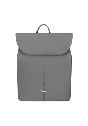 Šedý kožený batoh s kulatým klopou, centrálním švem, horním uchem a logem dole. Hladký povrch, minimalistický design.