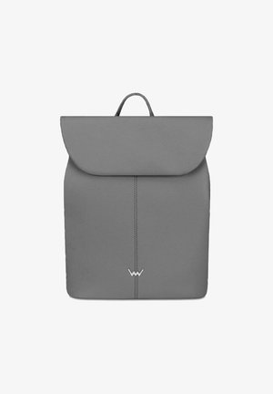 Šedý kožený batoh s kulatým klopou, centrálním švem, horním uchem a logem dole. Hladký povrch, minimalistický design.