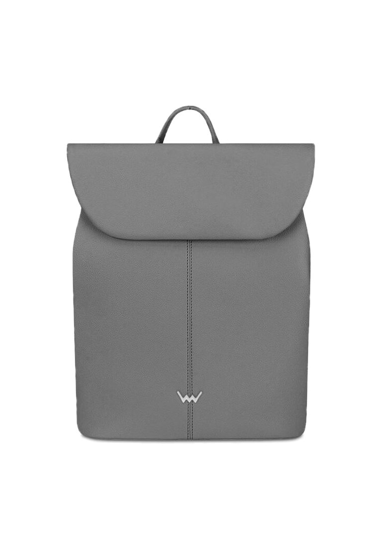 Šedý kožený batoh s kulatým klopou, centrálním švem, horním uchem a logem dole. Hladký povrch, minimalistický design.