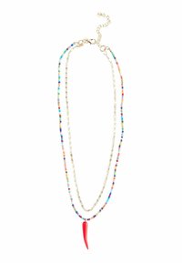 Buntes Perlenhalsband mit goldener Kette, das einen auffälligen roten Hornanhänger präsentiert. Die Perlen variieren in Farbe und Größe und bilden ein lebhaftes Muster.