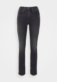 Jean en denim noir avec une coupe slim, cinq poches standard et une fermeture à boutons. Texture lisse avec un léger dégradé le long des jambes.