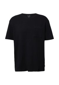 Czarny T-shirt z krótkim rękawem, wykonany z teksturowanej tkaniny, z kieszonką na piersi i luźnym krojem. Prosty dół z bocznymi rozcięciami dla swobody ruchów.