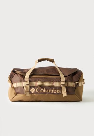 Brązowa i beżowa torba typu duffel Columbia z zamkiem błyskawicznym i dwoma beżowymi uchwytami do przenoszenia na białym tle.