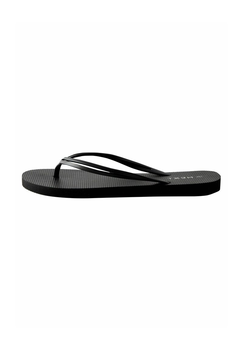Zwarte flip-flop met een gestructureerde zool, voorzien van een dunne bandontwerp. Het materiaal lijkt rubberachtig en de vorm is plat en langgerekt.