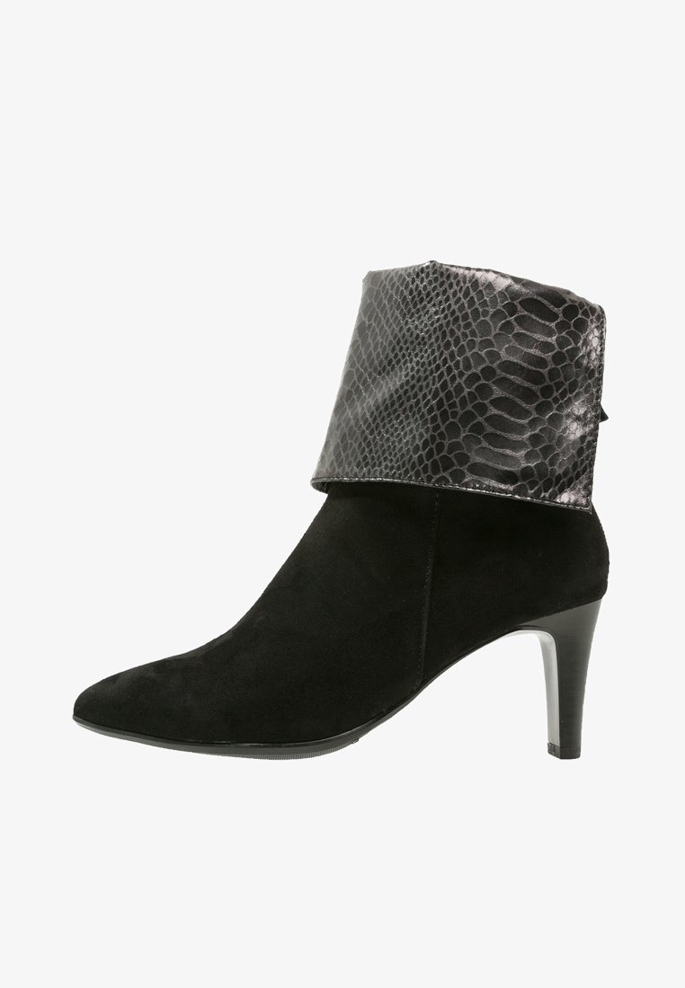 Botín negro de ante con un puño de estampado de serpiente negro brillante. Presenta una punta afilada y un tacón delgado y alto. Textura suave, diseño elegante.
