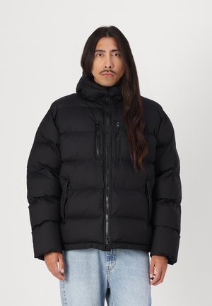 Schwarze Steppjacke mit hohem Kragen, Reißverschluss und zwei vorderen Reißverschlusstaschen. Verfügt über ein gesteppte Design und ist aus einem leichten Material gefertigt.