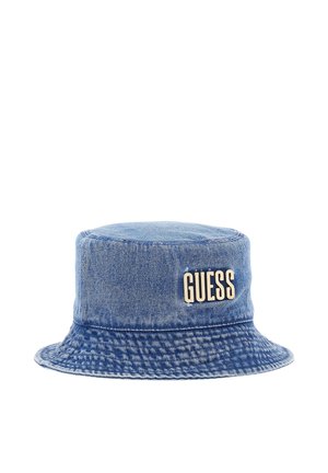 Cappello a secchiello in denim blu con ampia tesa cucita e logo "GUESS" bianco in rilievo sul davanti.