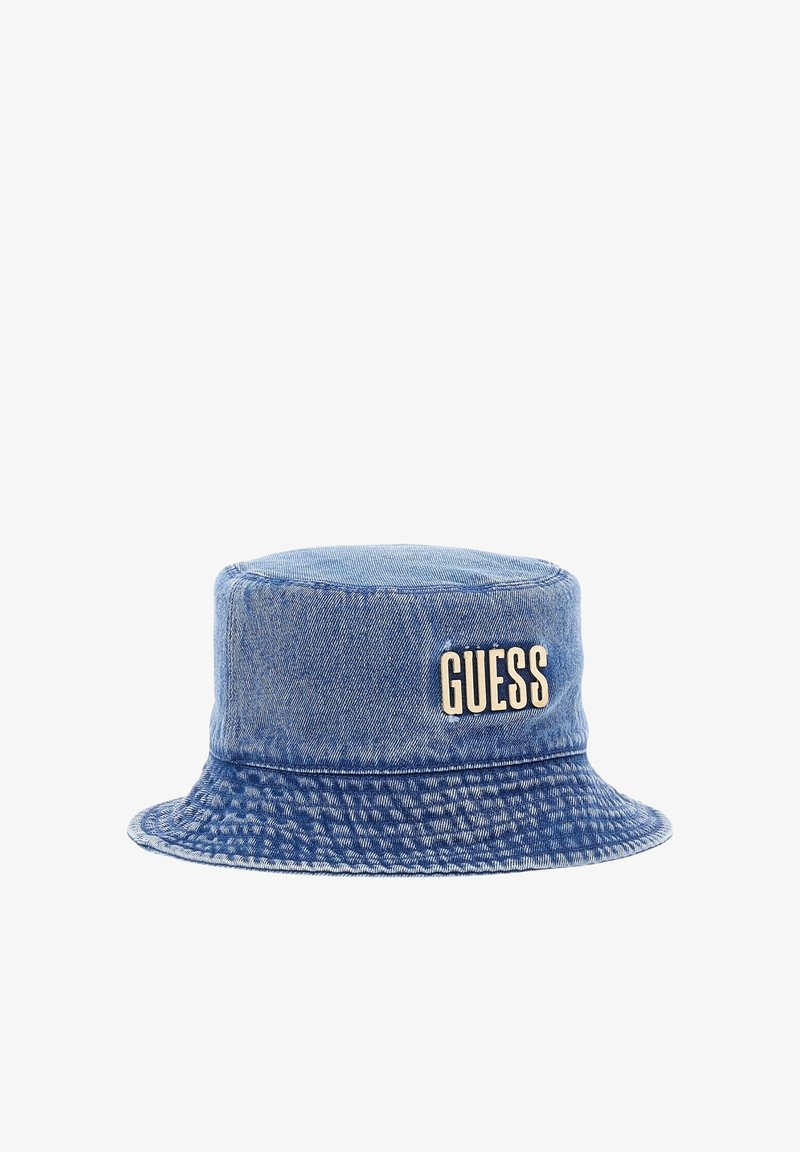 Cappello a secchiello in denim blu con ampia tesa cucita e logo "GUESS" bianco in rilievo sul davanti.